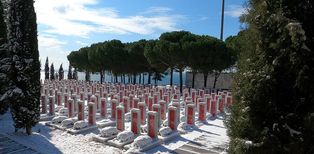 Çanakkale Şehitler Abidesi beyaza büründü 8