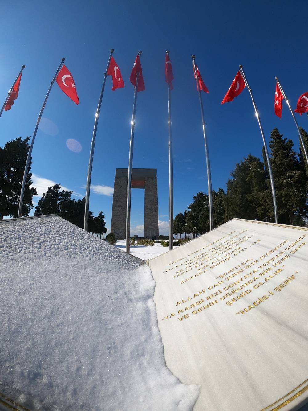 Çanakkale Şehitler Abidesi beyaza büründü 9