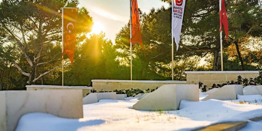 Çanakkale Şehitler Abidesi beyaza büründü