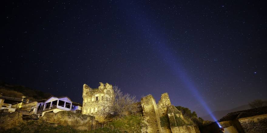 Arpaz Kalesi gece bir başka güzel
