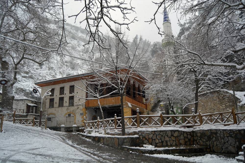 Manisa'nın "gizli hazinesi" Darkale, beyaza bürüdü 9