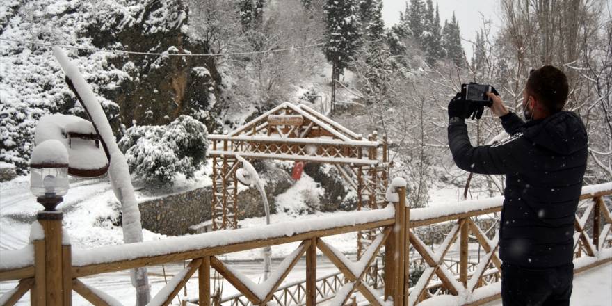 Manisa'nın "gizli hazinesi" Darkale, beyaza bürüdü