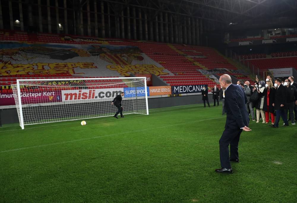Cumhurbaşkanı Erdoğan, Gürsel Aksel stadını açtı, inceledi 3