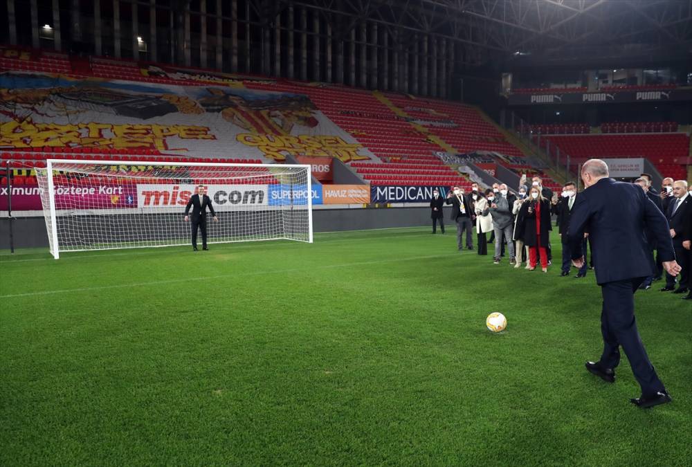 Cumhurbaşkanı Erdoğan, Gürsel Aksel stadını açtı, inceledi 5