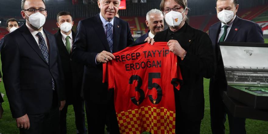 Cumhurbaşkanı Erdoğan, Gürsel Aksel stadını açtı, inceledi