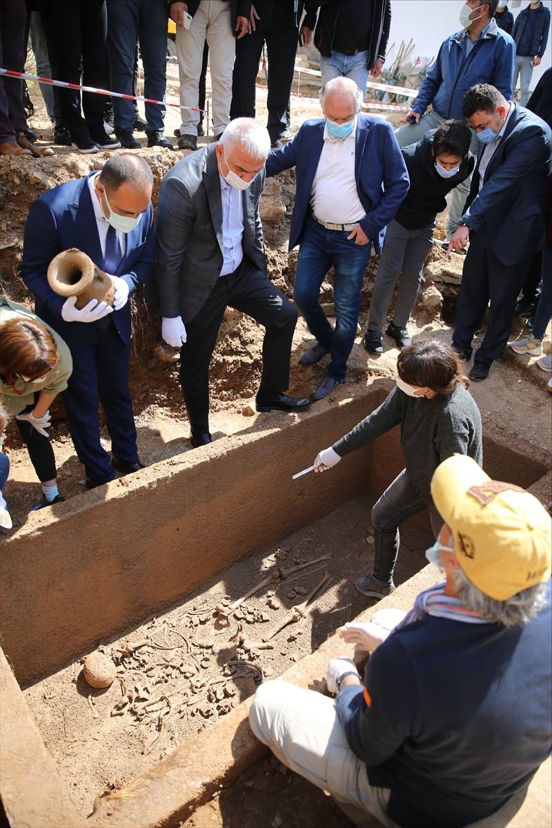 Bodrum'da 2 bin 400 yıllık lahit kapağını açıldı 12