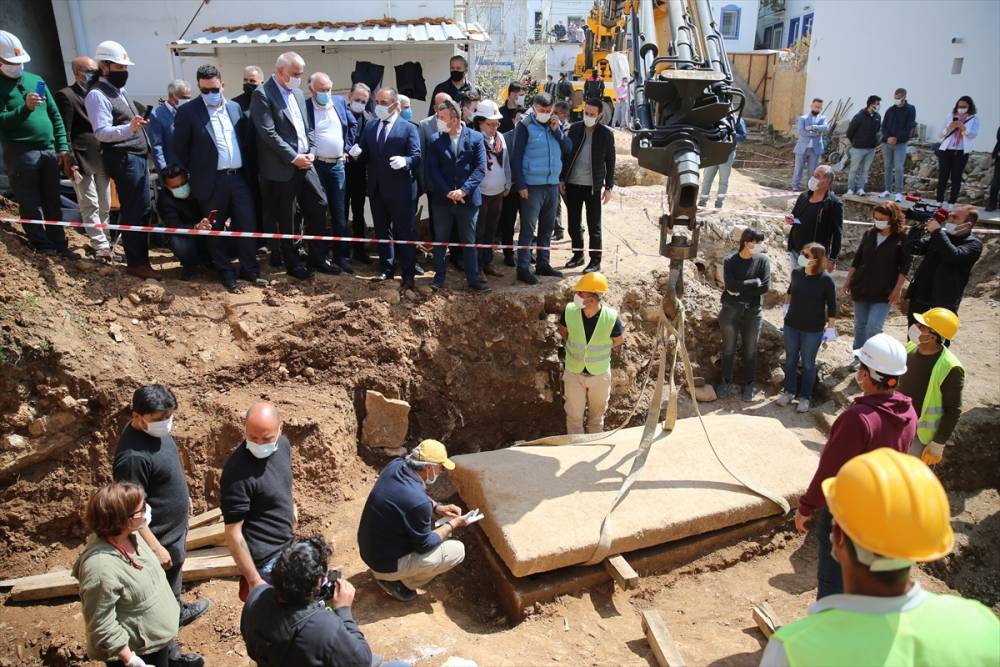 Bodrum'da 2 bin 400 yıllık lahit kapağını açıldı 6