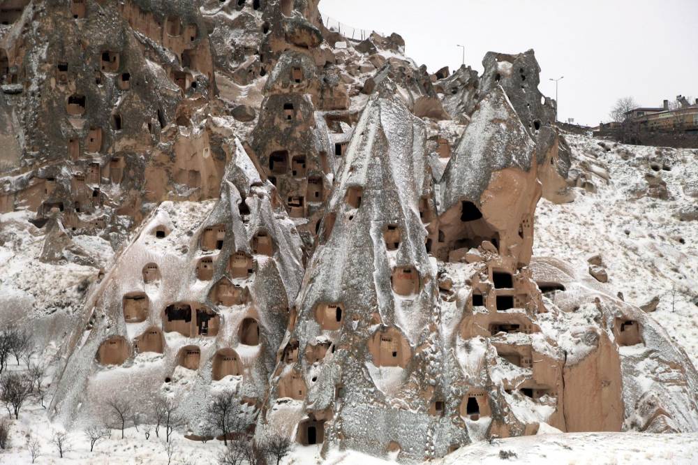 Kapadokya’da Nisan ayında peribacaları beyaza büründü 7