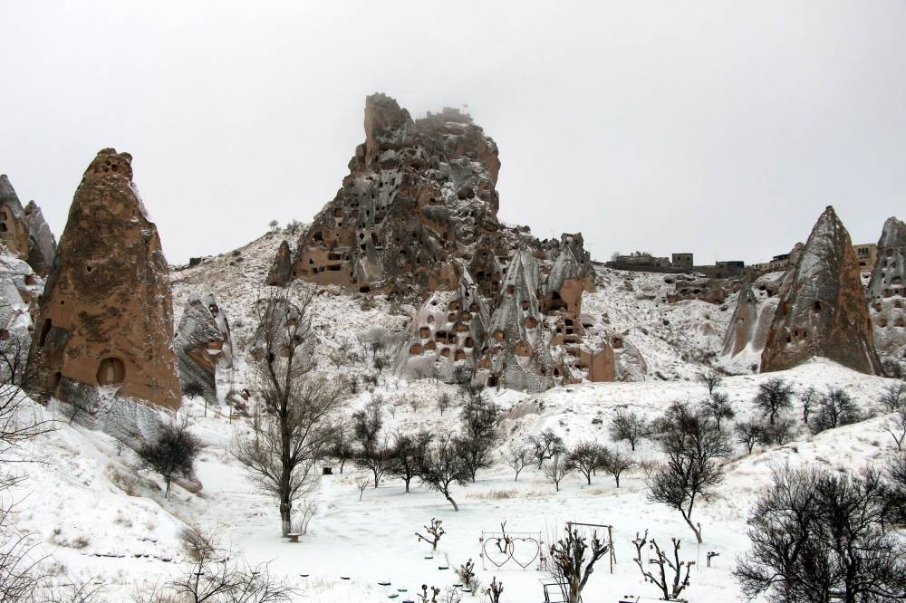Kapadokya’da Nisan ayında peribacaları beyaza büründü 8