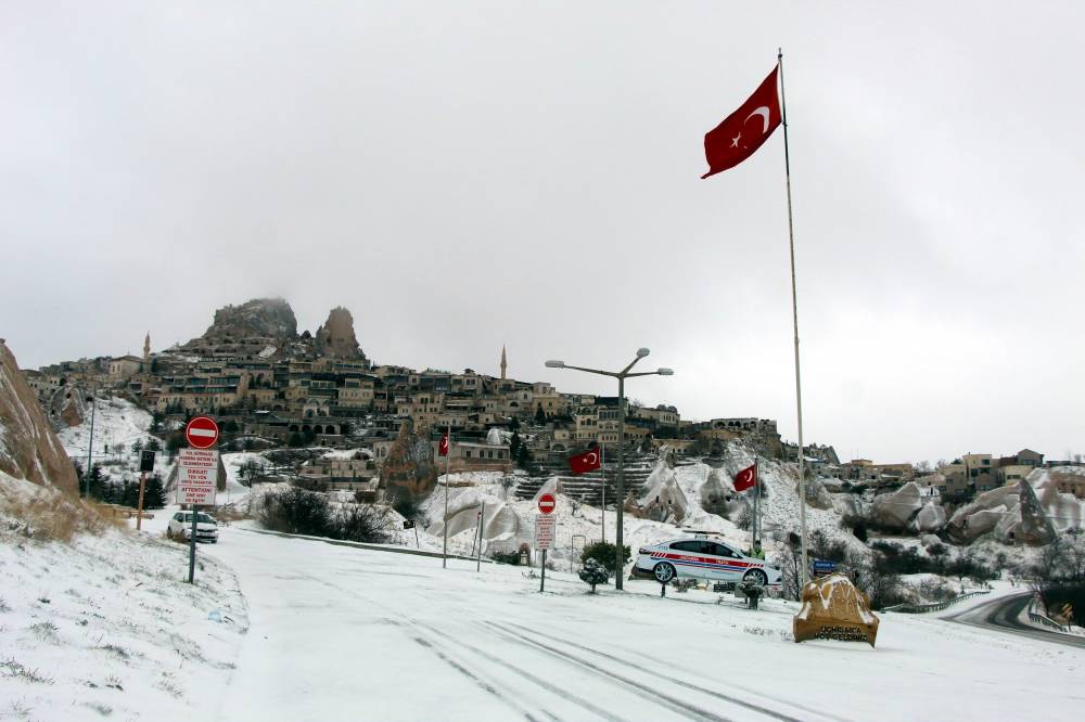 Kapadokya’da Nisan ayında peribacaları beyaza büründü 9