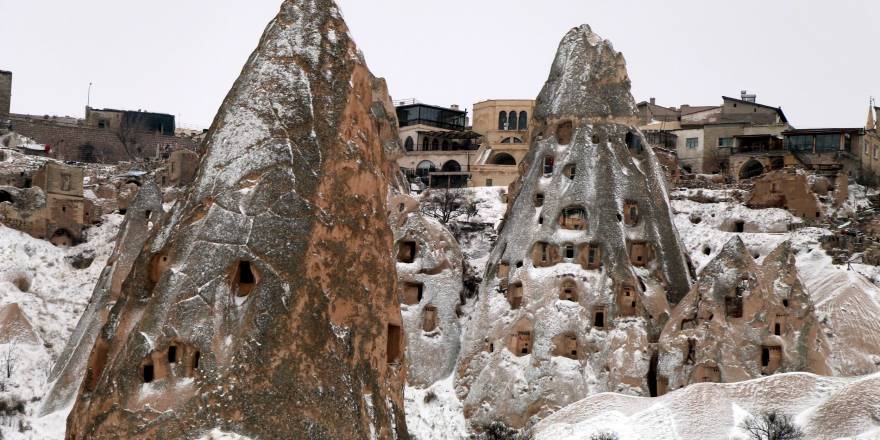 Kapadokya’da Nisan ayında peribacaları beyaza büründü