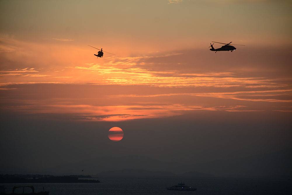 İzmir... 9 Eylül... Körfez... Akşam Güneşi... Gösteri Helikopterleri... 9