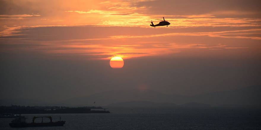 İzmir... 9 Eylül... Körfez... Akşam Güneşi... Gösteri Helikopterleri...