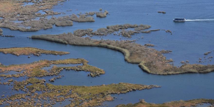 Labirent görünümlü Dalyan sazlıkları misafirlerini ağırlamaya devam ediy