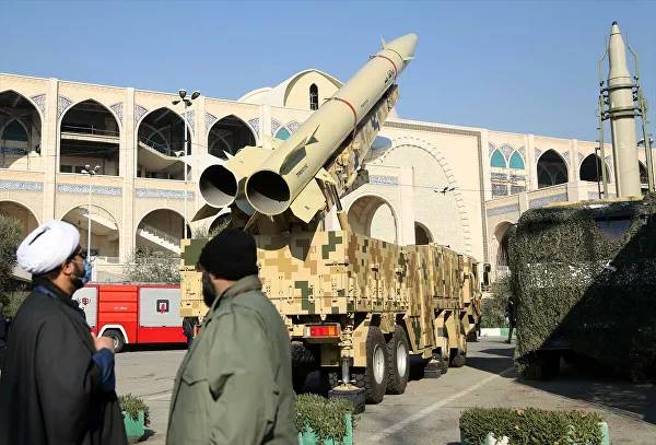 İran, Irak'taki ABD üssüne attığı füzeleri sergiledi 5