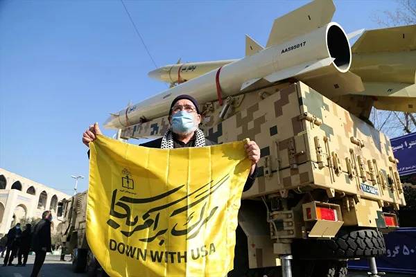 İran, Irak'taki ABD üssüne attığı füzeleri sergiledi 7