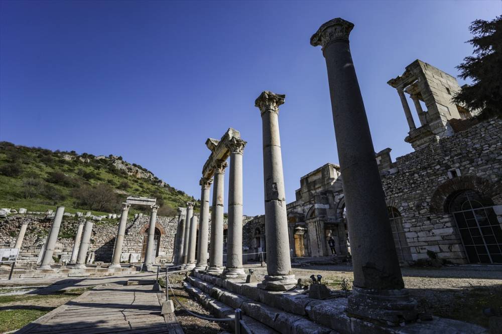Efes Antik Kenti her mevsim turist ağırlamaya devam ediyor 1