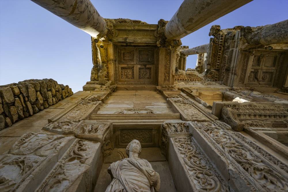 Efes Antik Kenti her mevsim turist ağırlamaya devam ediyor 11