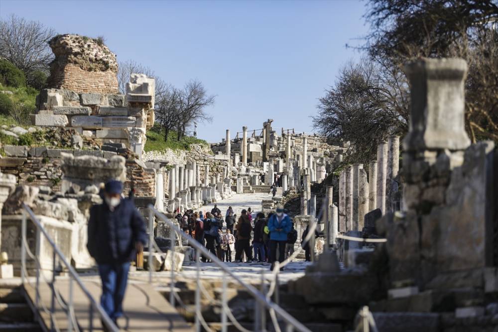 Efes Antik Kenti her mevsim turist ağırlamaya devam ediyor 12