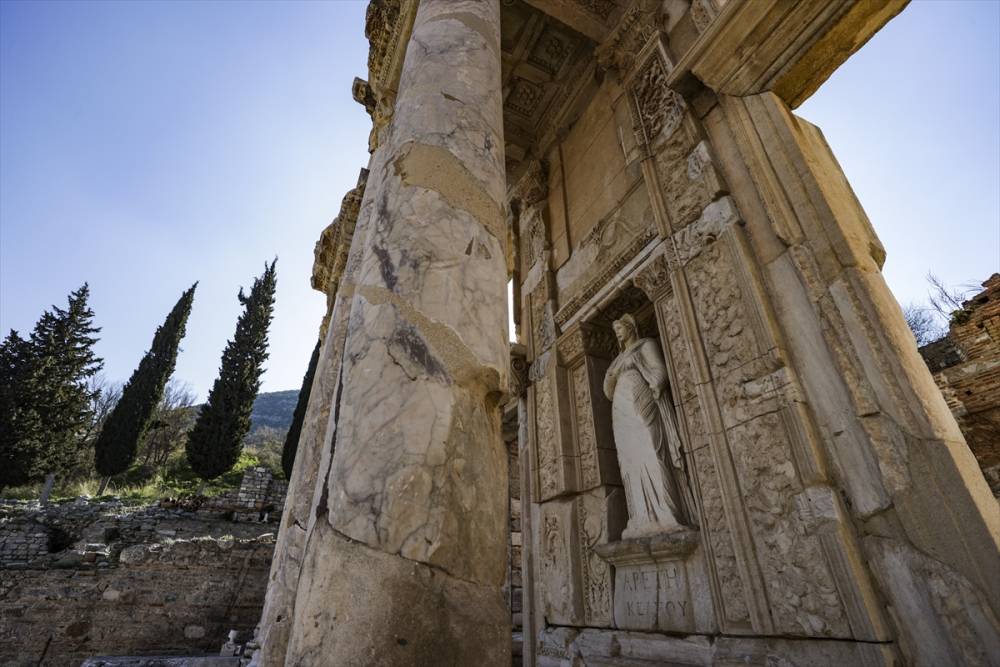 Efes Antik Kenti her mevsim turist ağırlamaya devam ediyor 13