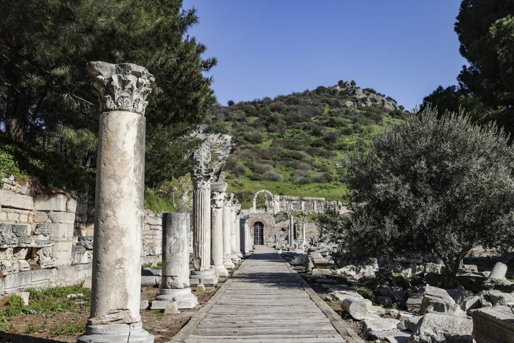 Efes Antik Kenti her mevsim turist ağırlamaya devam ediyor 4
