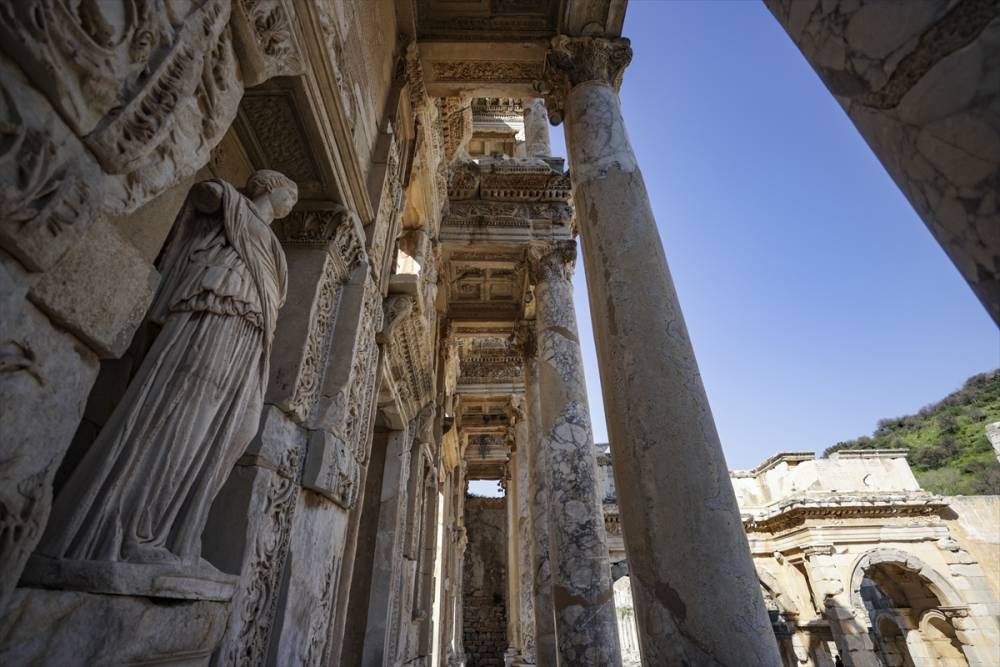 Efes Antik Kenti her mevsim turist ağırlamaya devam ediyor 6