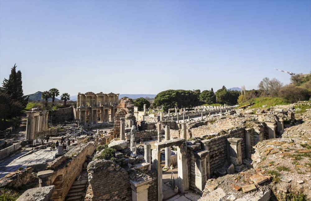 Efes Antik Kenti her mevsim turist ağırlamaya devam ediyor 8