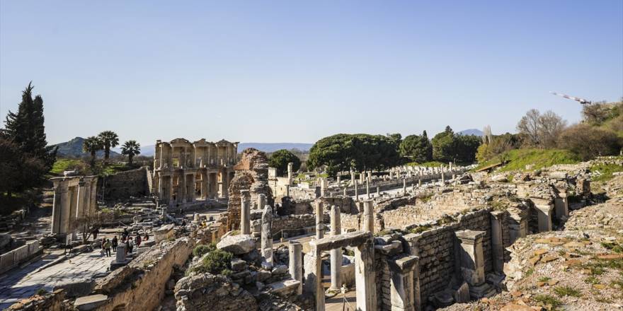 Efes Antik Kenti her mevsim turist ağırlamaya devam ediyor