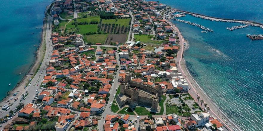 Zamana direnen Çandarlı Kalesi, ihtişamıyla ziyaretçilerini ağırlıyor