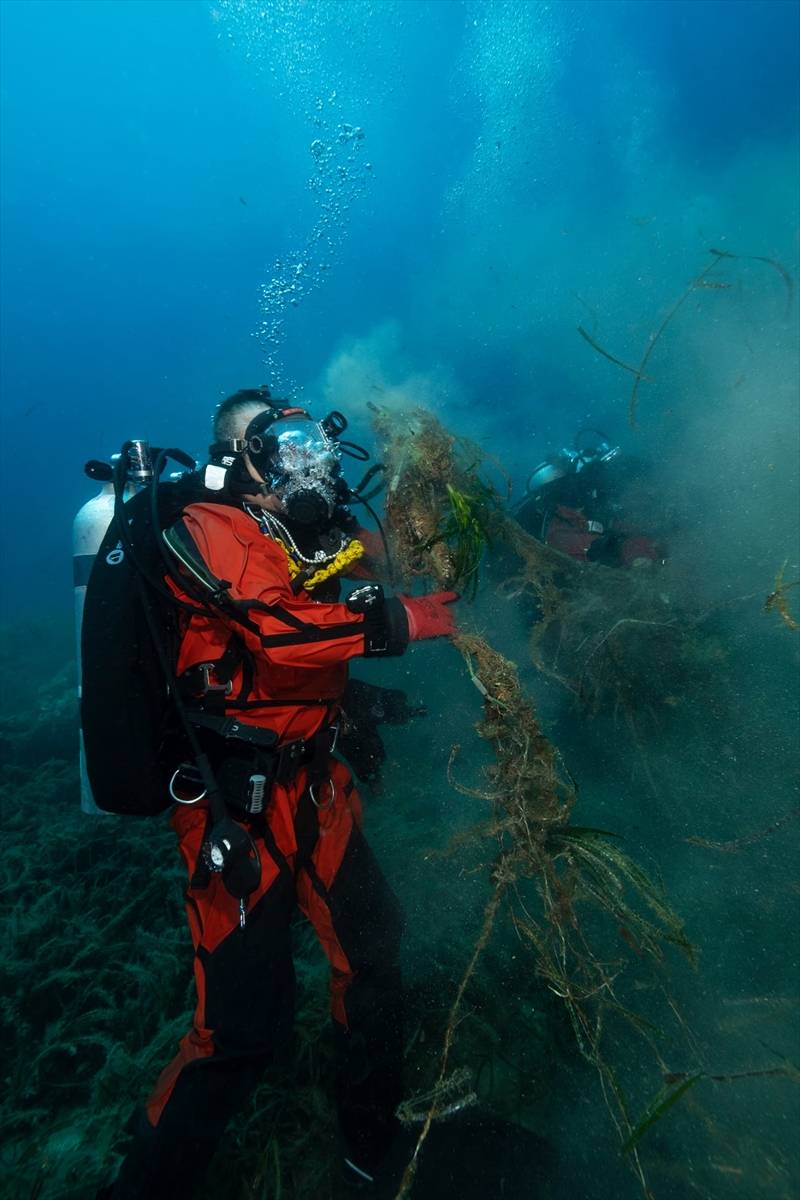 İzmir'de dalgıçlar denizde hayalet ağ topladı 10