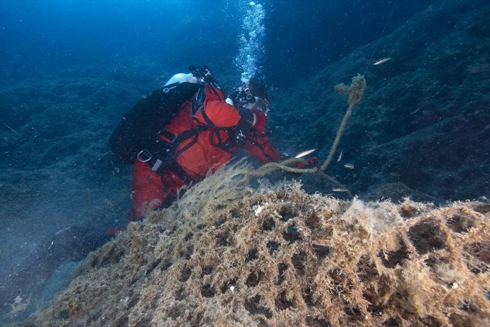 İzmir'de dalgıçlar denizde hayalet ağ topladı 11