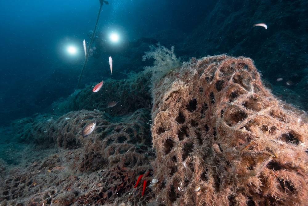 İzmir'de dalgıçlar denizde hayalet ağ topladı 9
