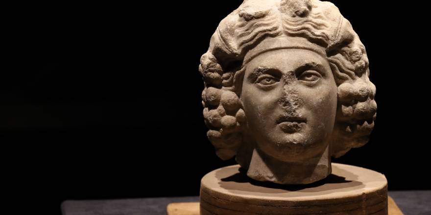 İzmir Arkeoloji Müzesinde Dionysos'a adanan eserler sergilenmeye ba