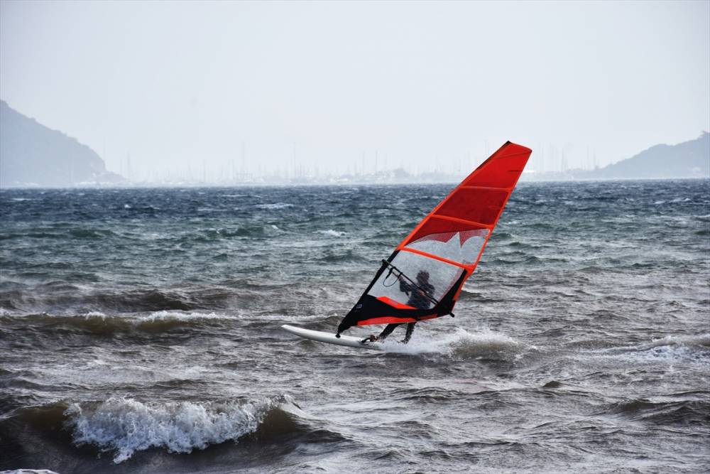 Marmaris'te adrenalin tutkunları sörf keyfi yaşadı 6