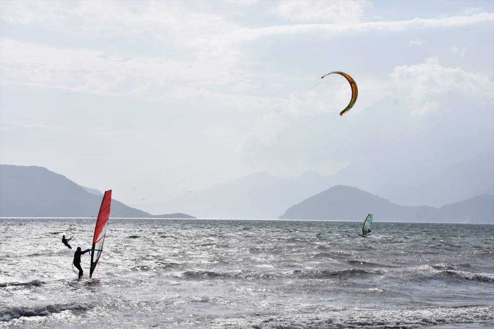 Marmaris'te adrenalin tutkunları sörf keyfi yaşadı 9