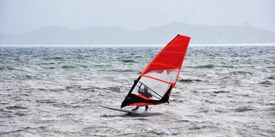 Marmaris'te adrenalin tutkunları sörf keyfi yaşadı