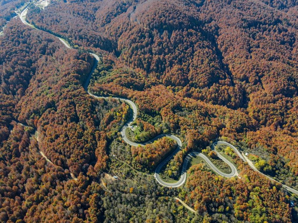 Domaniç Dağları'nda sonbahar, virajlı ve eğimli yolların zorluğunu  8