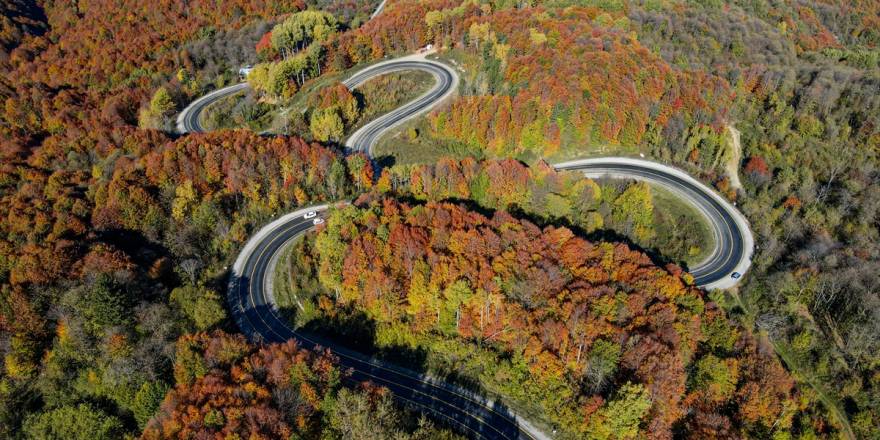 Domaniç Dağları'nda sonbahar, virajlı ve eğimli yolların zorluğunu 