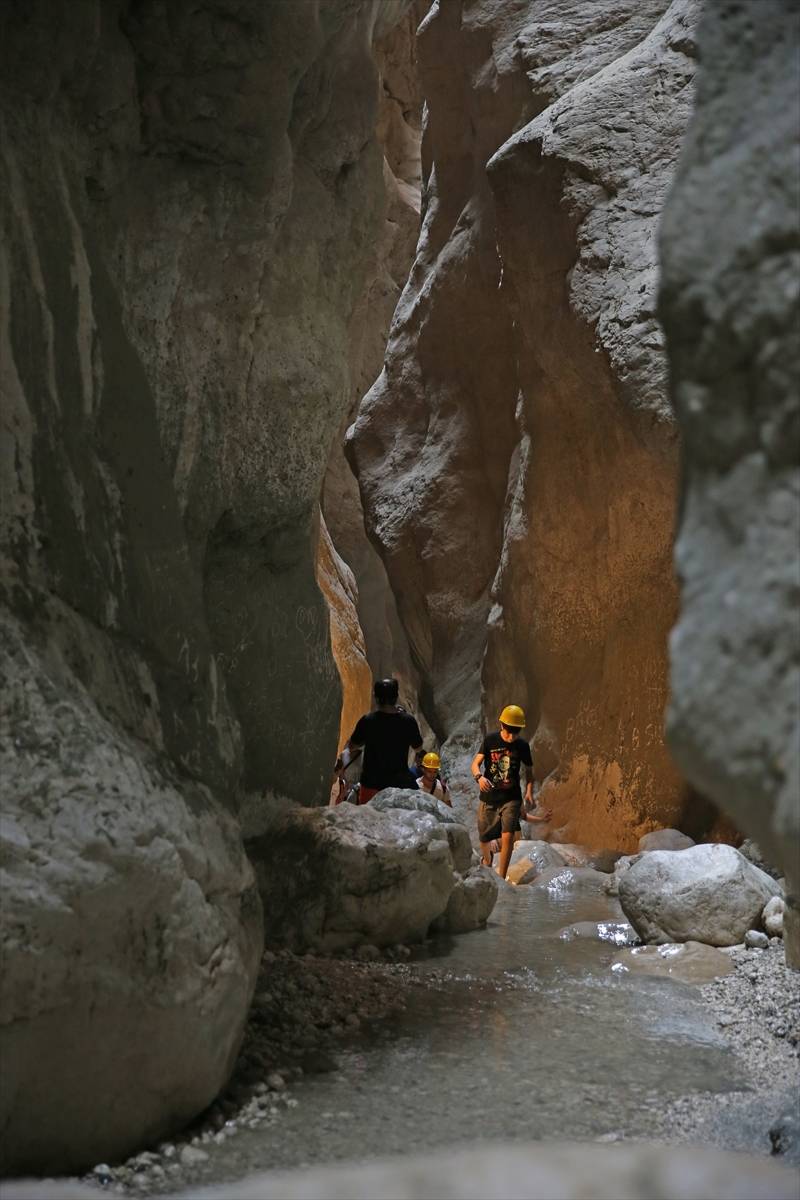 Muğla ile Antalya'yı ayıran Saklıkent Kanyonu, ziyaretçilerini seri 10