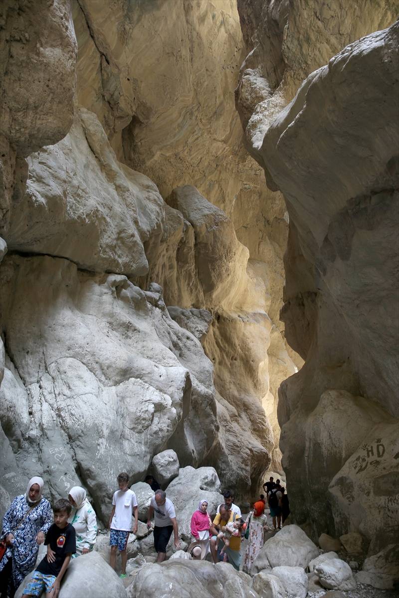 Muğla ile Antalya'yı ayıran Saklıkent Kanyonu, ziyaretçilerini seri 14