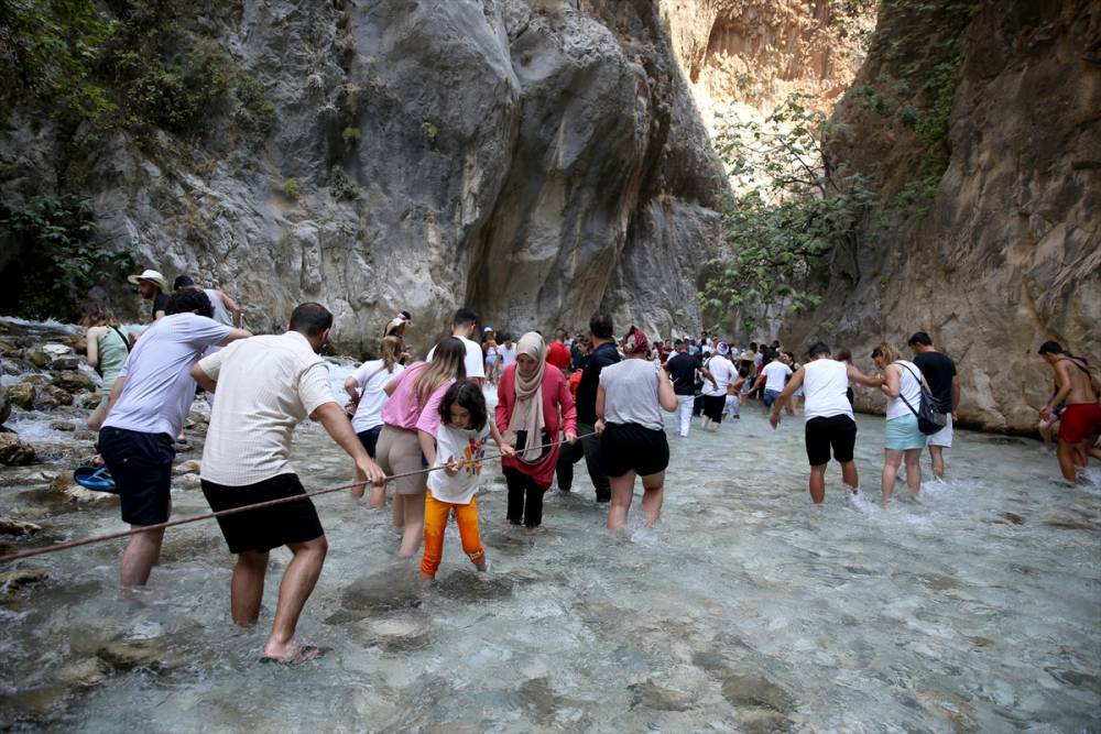 Muğla ile Antalya'yı ayıran Saklıkent Kanyonu, ziyaretçilerini seri 15
