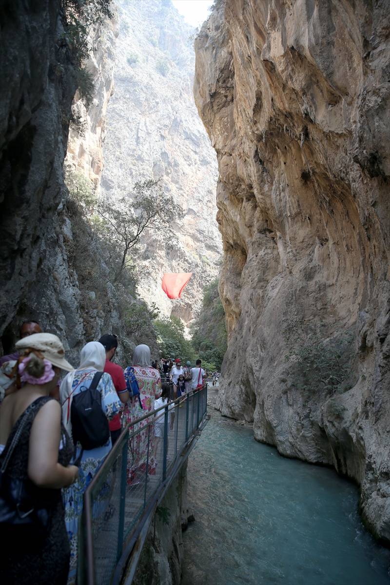 Muğla ile Antalya'yı ayıran Saklıkent Kanyonu, ziyaretçilerini seri 16