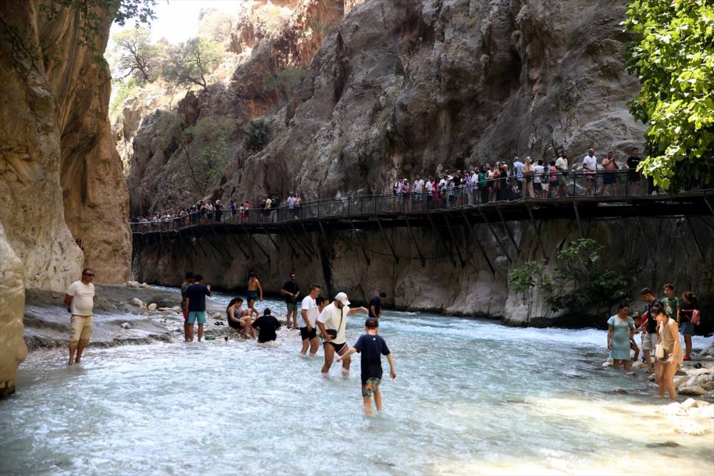 Muğla ile Antalya'yı ayıran Saklıkent Kanyonu, ziyaretçilerini seri 18