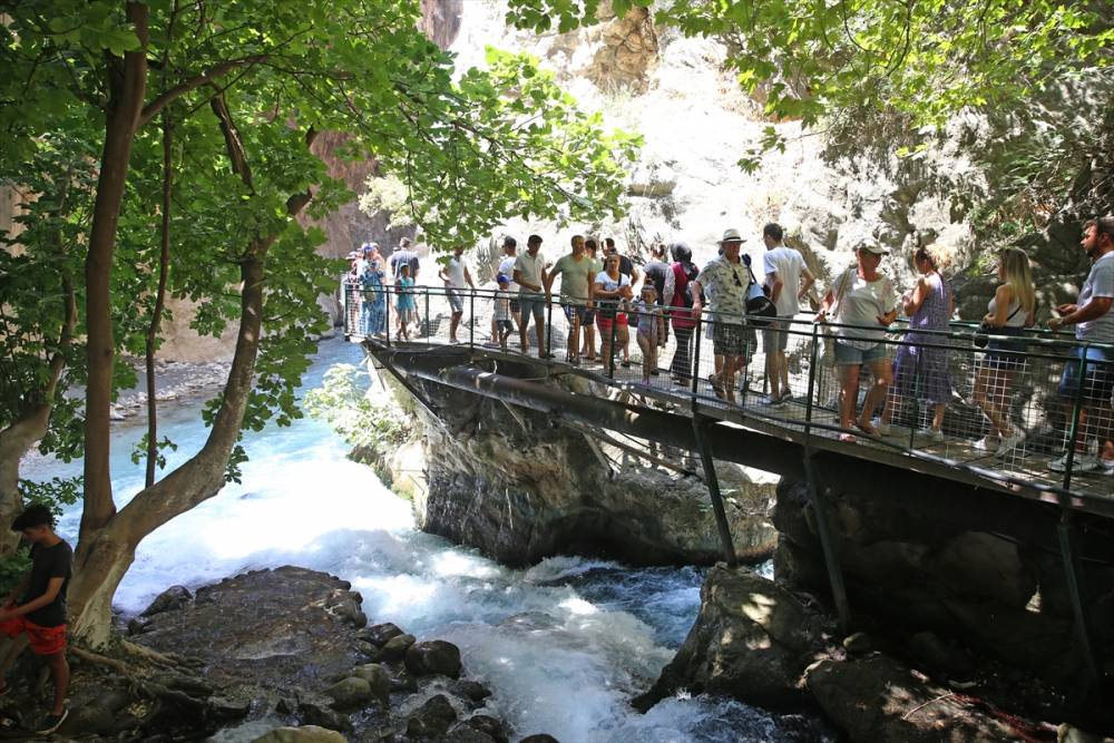 Muğla ile Antalya'yı ayıran Saklıkent Kanyonu, ziyaretçilerini seri 19