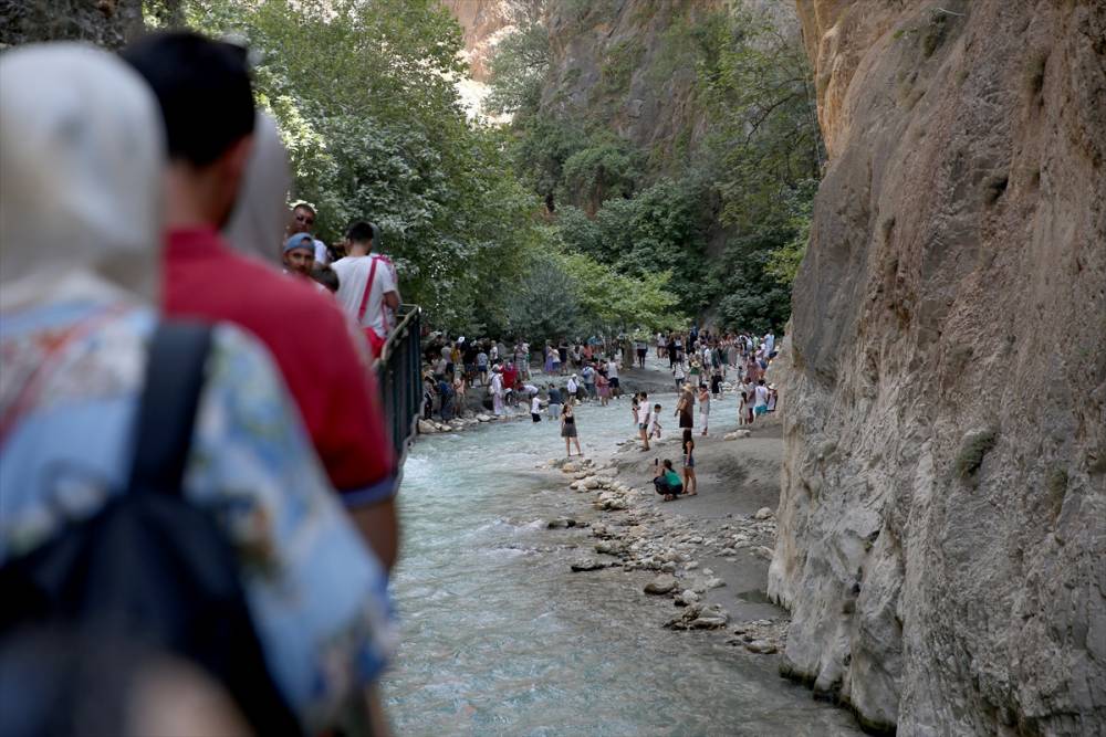 Muğla ile Antalya'yı ayıran Saklıkent Kanyonu, ziyaretçilerini seri 20