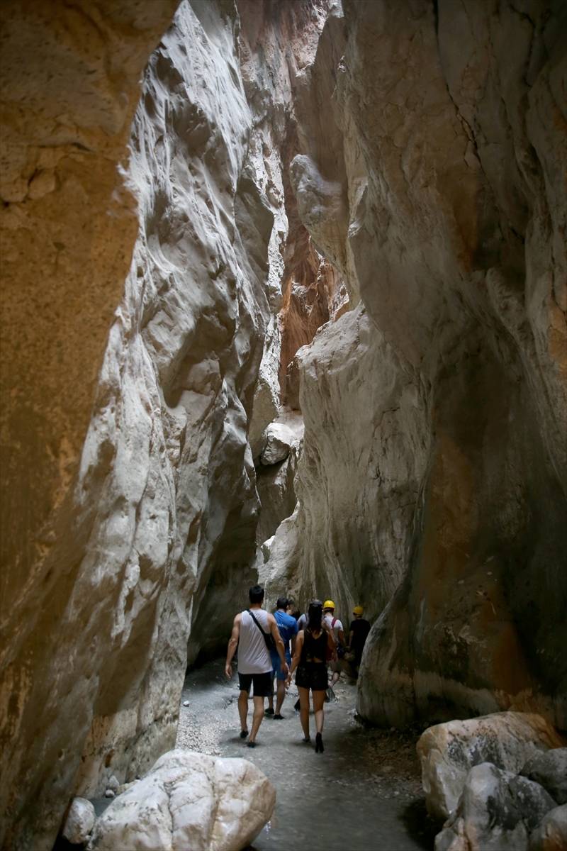 Muğla ile Antalya'yı ayıran Saklıkent Kanyonu, ziyaretçilerini seri 3