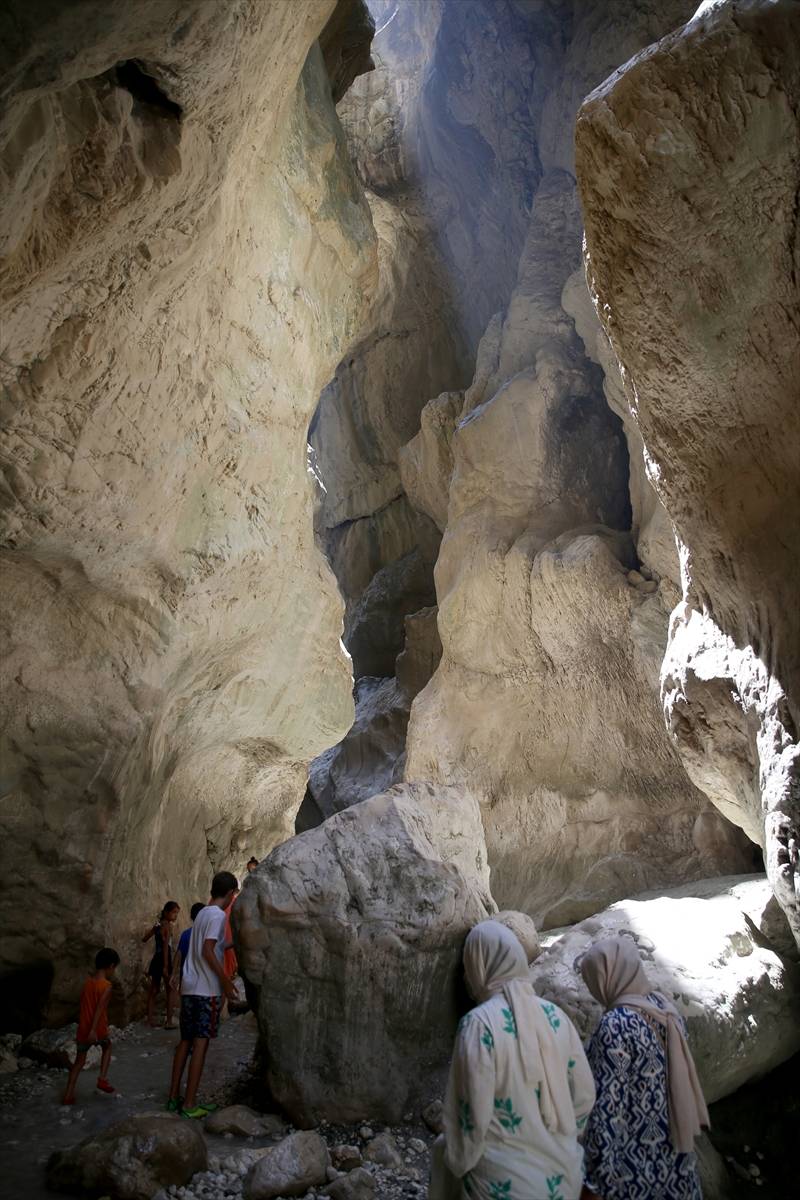 Muğla ile Antalya'yı ayıran Saklıkent Kanyonu, ziyaretçilerini seri 4