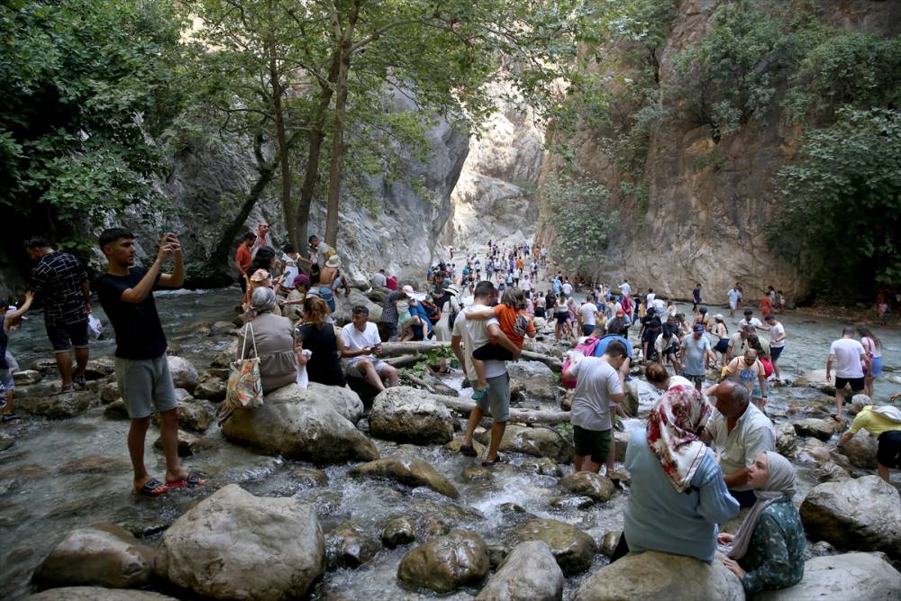 Muğla ile Antalya'yı ayıran Saklıkent Kanyonu, ziyaretçilerini seri 7