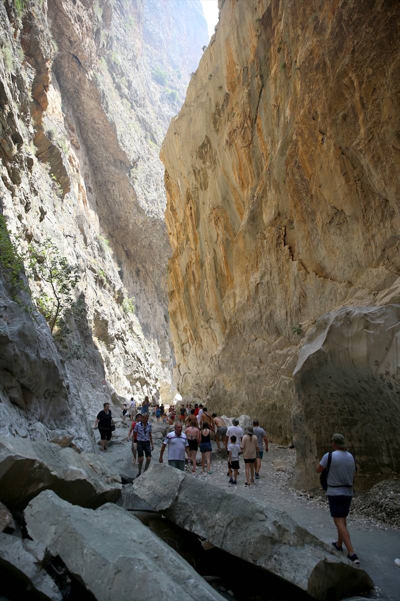 Muğla ile Antalya'yı ayıran Saklıkent Kanyonu, ziyaretçilerini seri 8