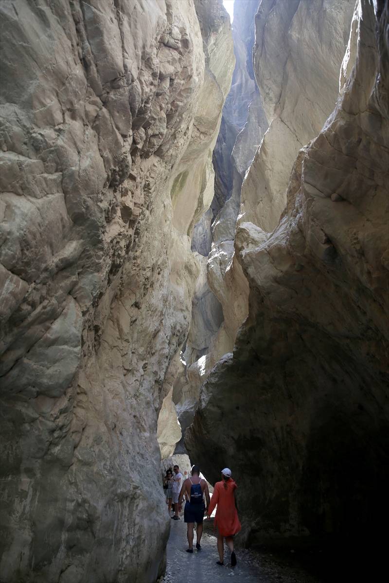 Muğla ile Antalya'yı ayıran Saklıkent Kanyonu, ziyaretçilerini seri 9